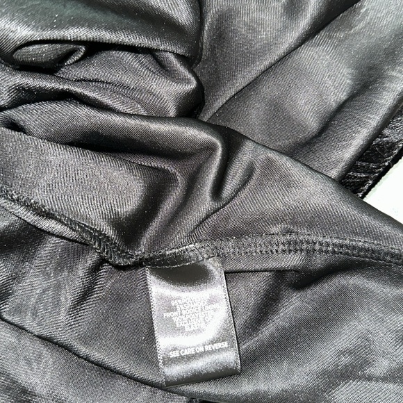 Torrid Elegant Black Velvet Women's Top size 2X floral embossed - Picture 7 of 7